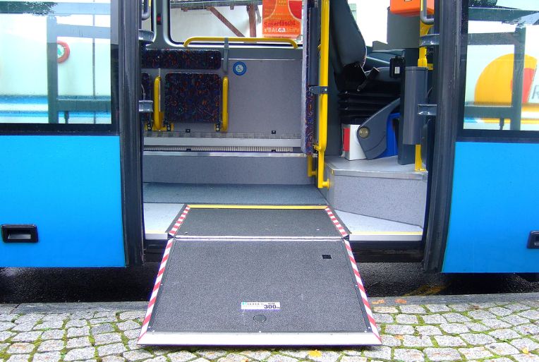 пандус автобус общественный транспорт инвалиды коляска