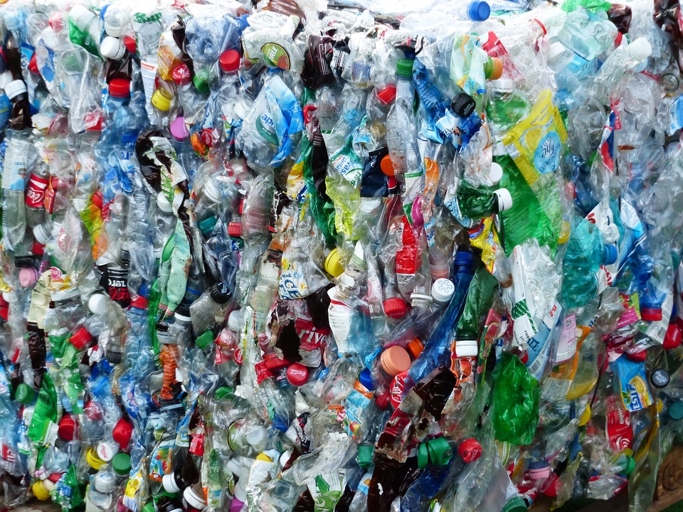 «Фантастик Пластик»: 13 дизайнерских предметов из переработанных отходов