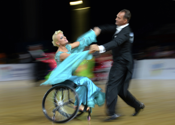 танцы на инвалидной коляске