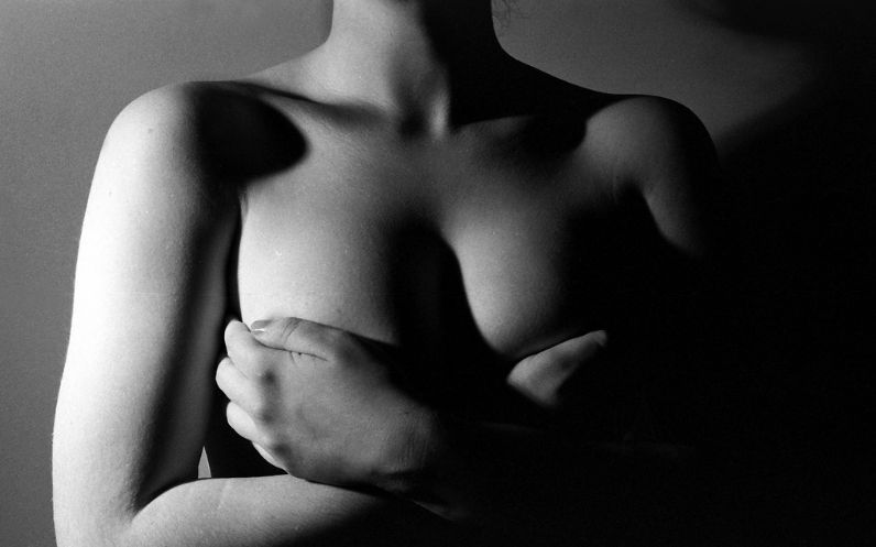 грудь женщины