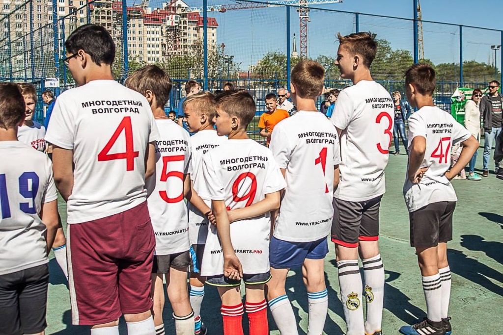 Волгоград с детьми. Многодетный Волгоград. Многодетный футбол. Волгоград детская команда Европа.