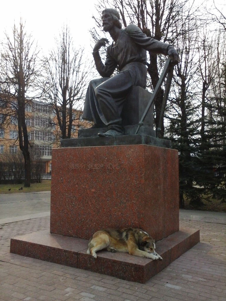 Собаки смоленск. Памятник псу Полкану Смоленск. Памятник собаке в Смоленске. Полкан Смоленск собака. Пес Полкан Смоленск.