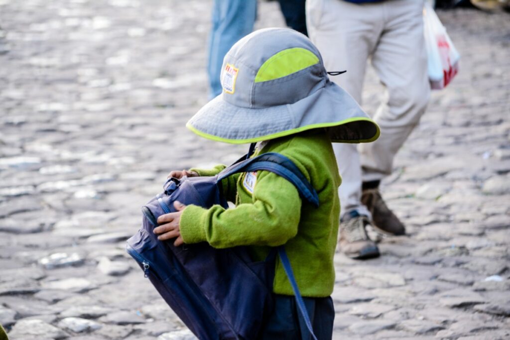 Ребенок с рюкзаком