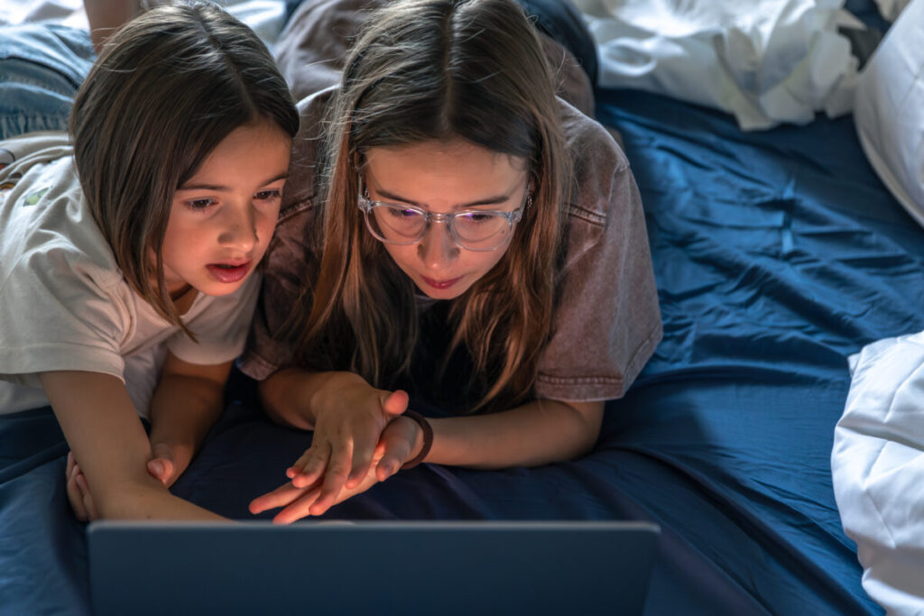 Подростки смотрят видео