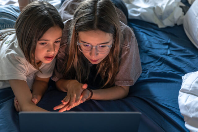 Подростки смотрят видео