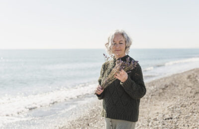 Женщина средних лет у моря