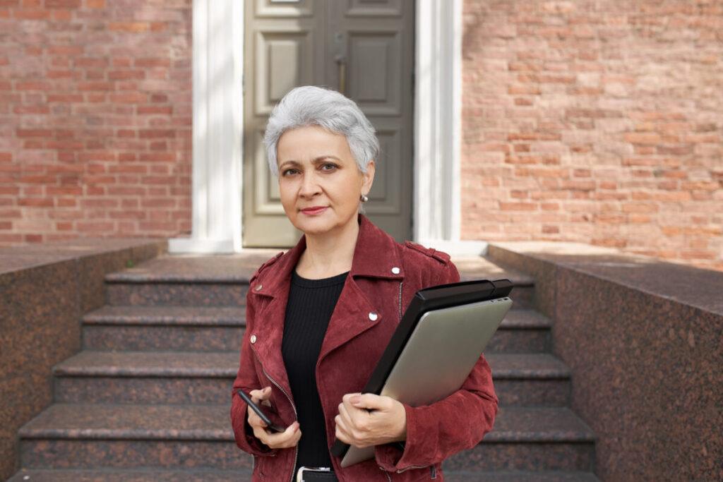 Пожилая женщина