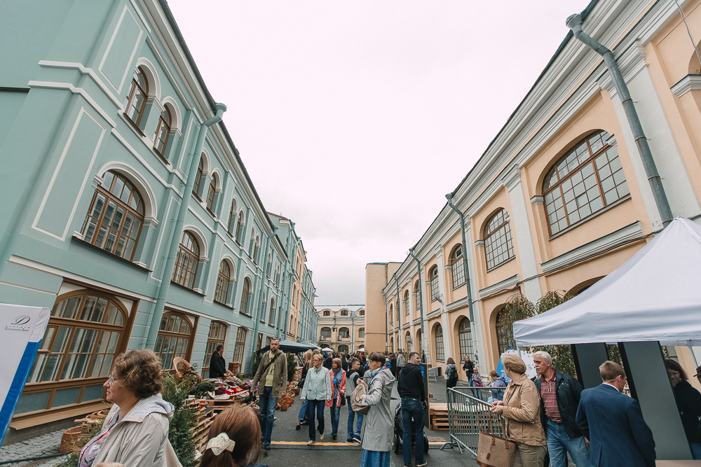 Общественное пространство в гостином дворе