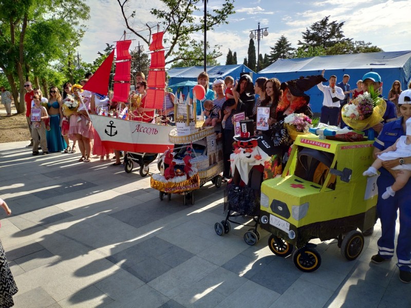 Парад необычных и креативных колясок прошел в Парке Горького в Москве